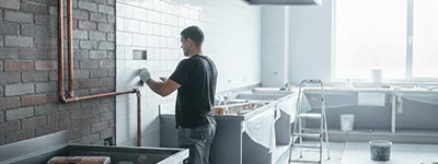 Pose de carrelage mural